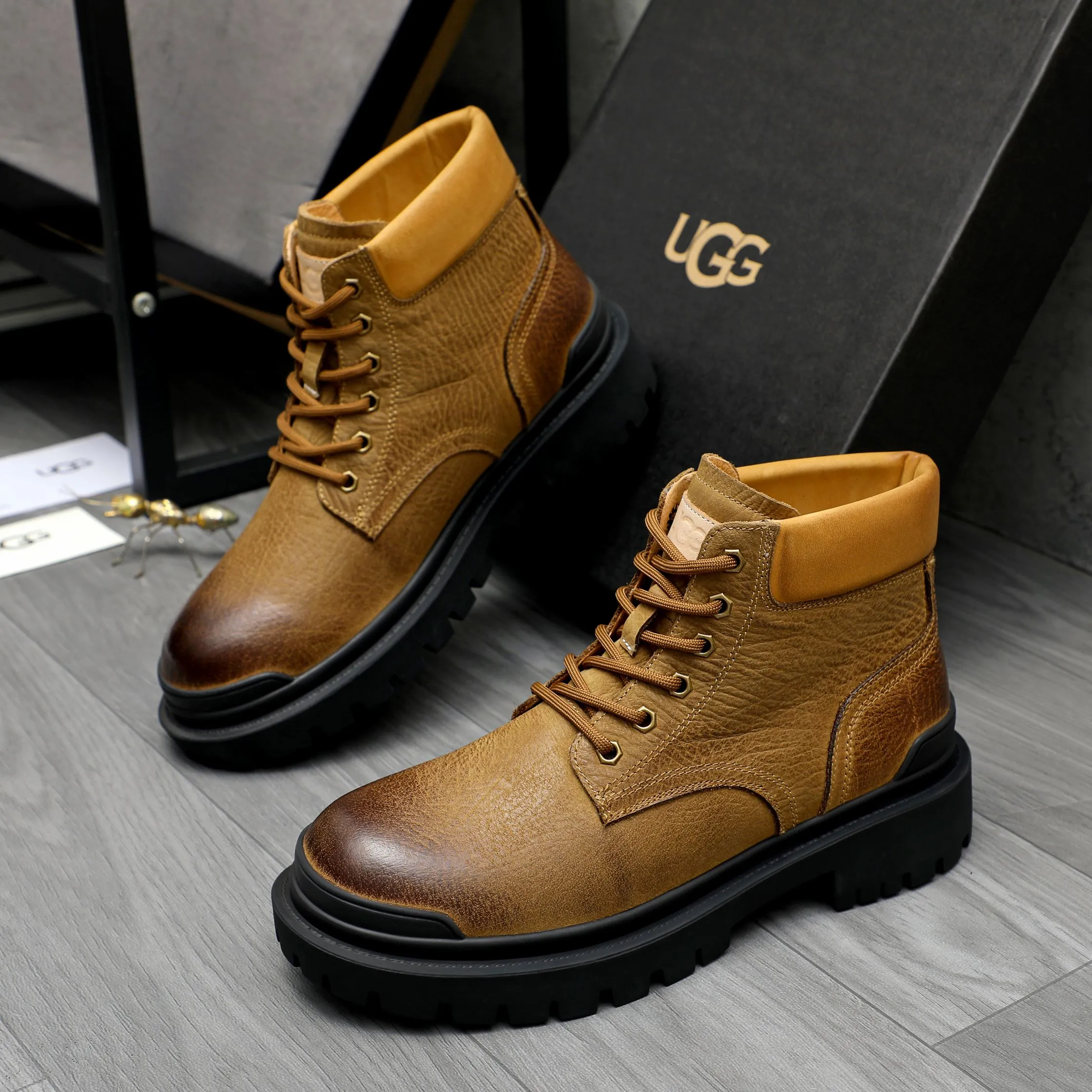 P620 Product trademark: "UGG" Gaobang men's shoes Regular size: 39-44 Product materials: Selected color-brushed cowhide upper, wool lining, original outsole